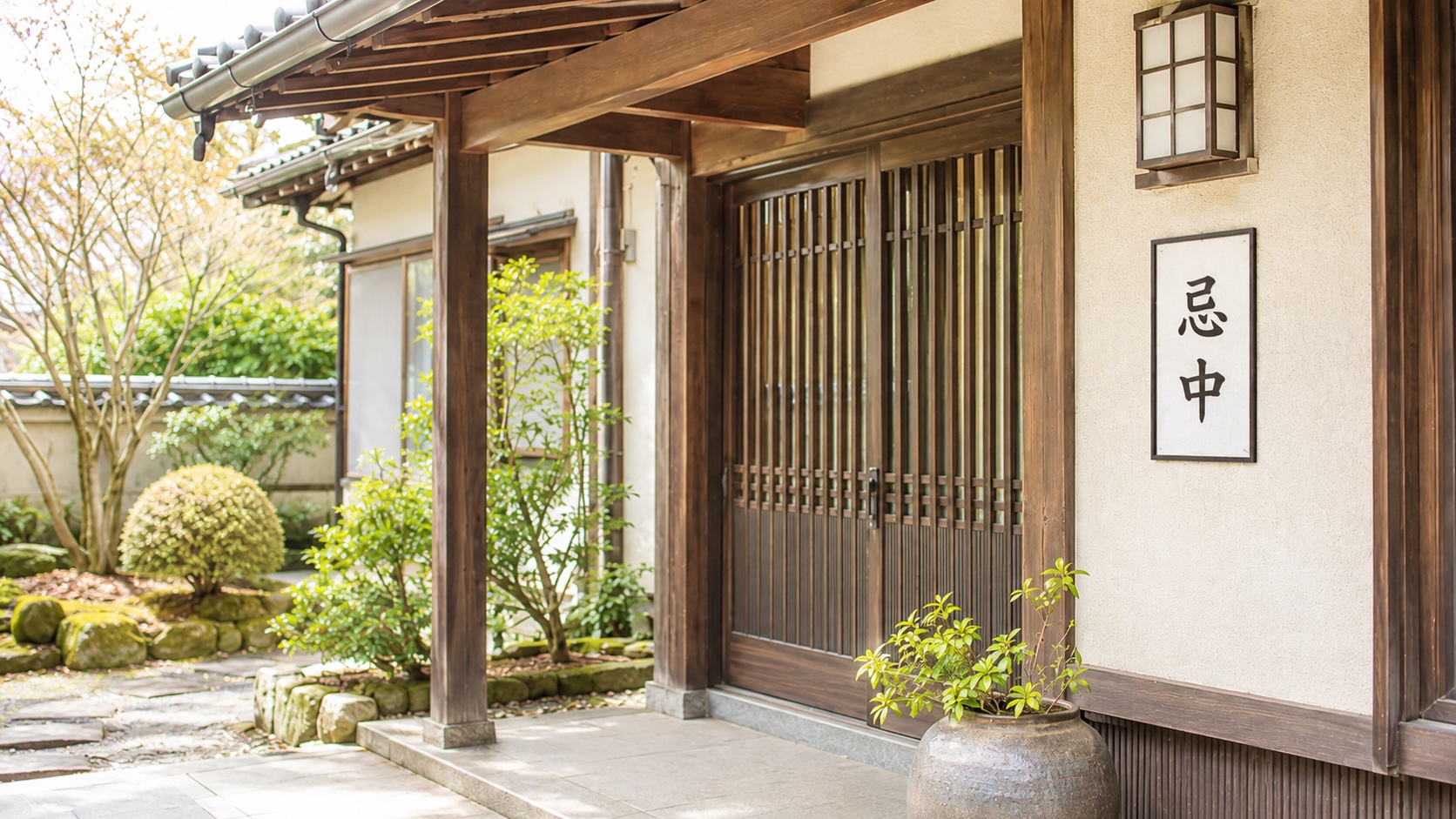 忌中の貼り紙が掲げられた日本家屋の玄関