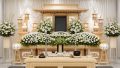 白い花で飾られた日本の葬儀会場と祭壇