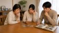遺影写真が見つからず、家族がアルバムや写真を見ながら探している様子