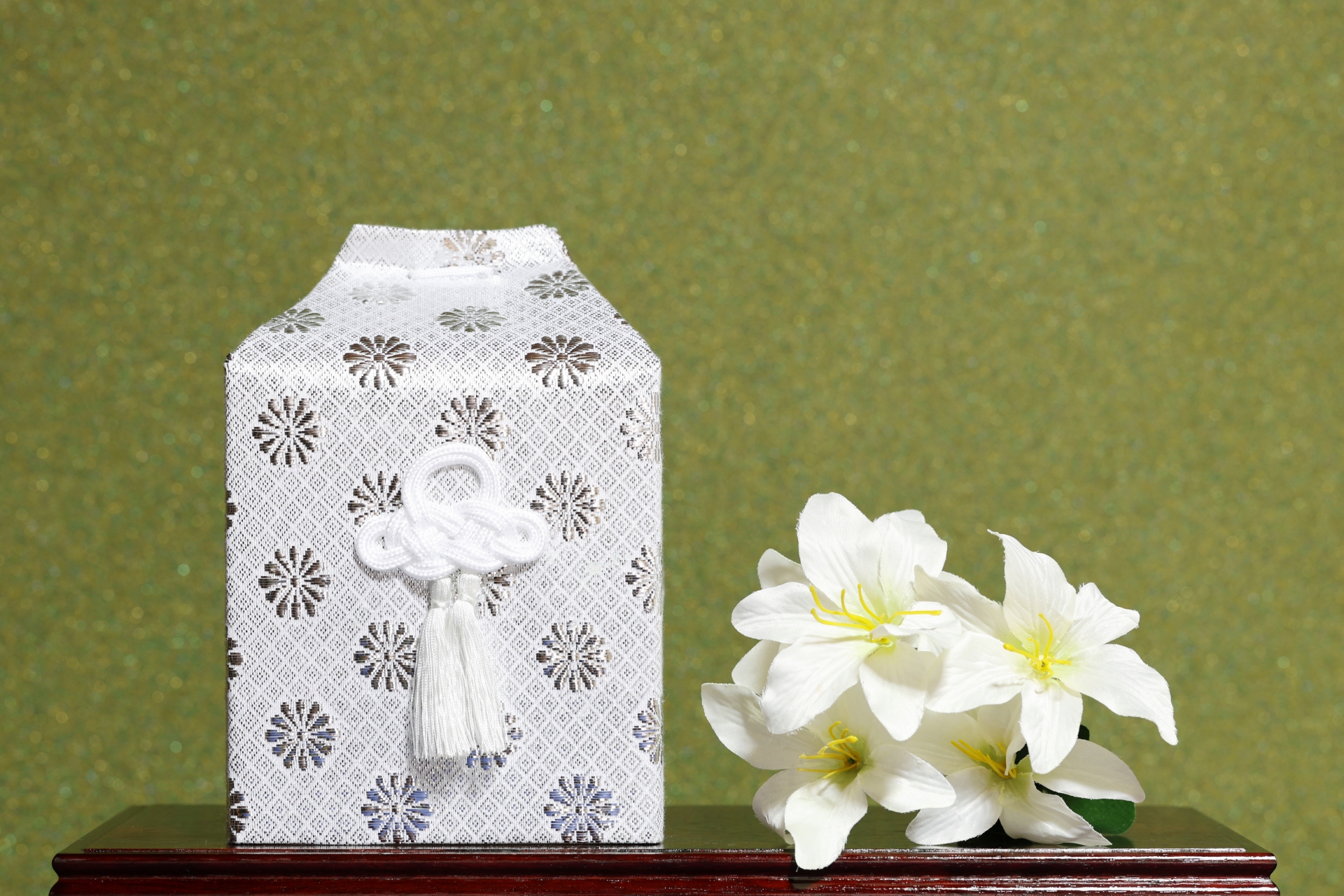 白い骨壺と供花