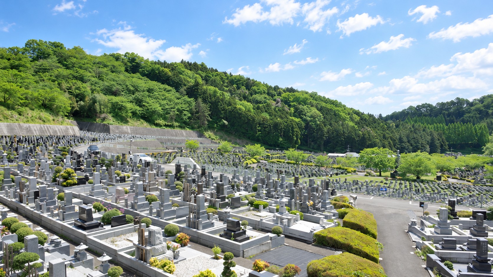 緑の丘に区画が整備された墓地の全景