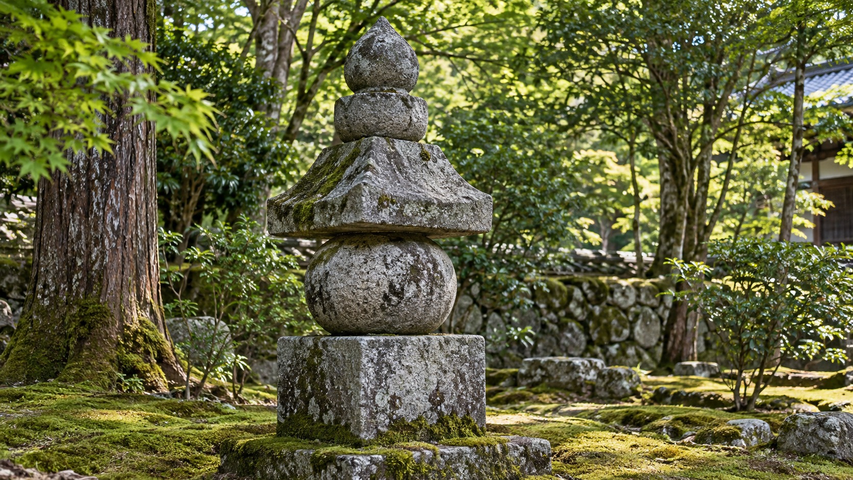 緑に囲まれた境内に立つ石造の五輪塔